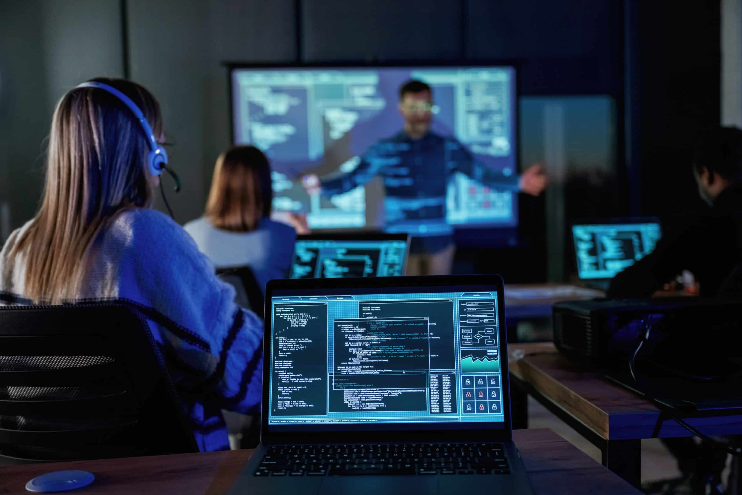 Cursist analyseert netwerkdreigingen in een SOC-omgeving na het afronden van een cybersecurity bootcamp.