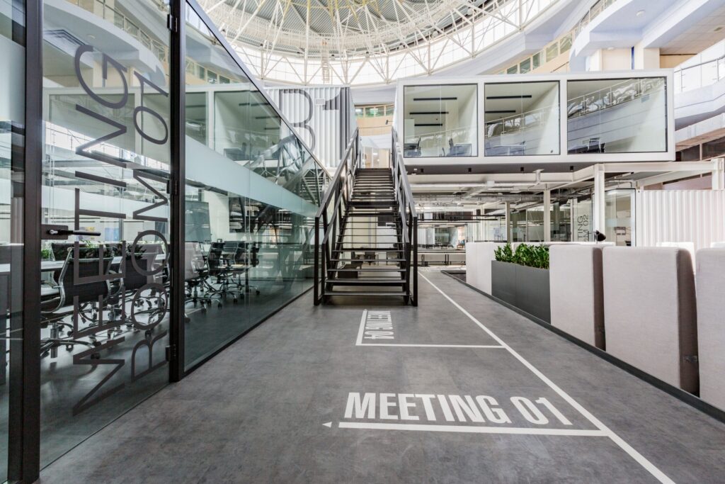 Cybersecurity onboarding plan: HR Manager en CISO bekijken samen het 90-dagenplan voor een nieuwe security analist met week-voor-week milestones.