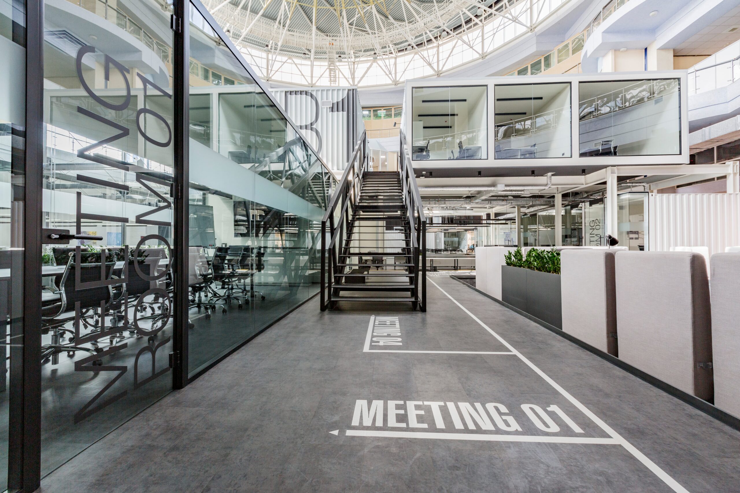 Cybersecurity onboarding plan: HR Manager en CISO bekijken samen het 90-dagenplan voor een nieuwe security analist met week-voor-week milestones.