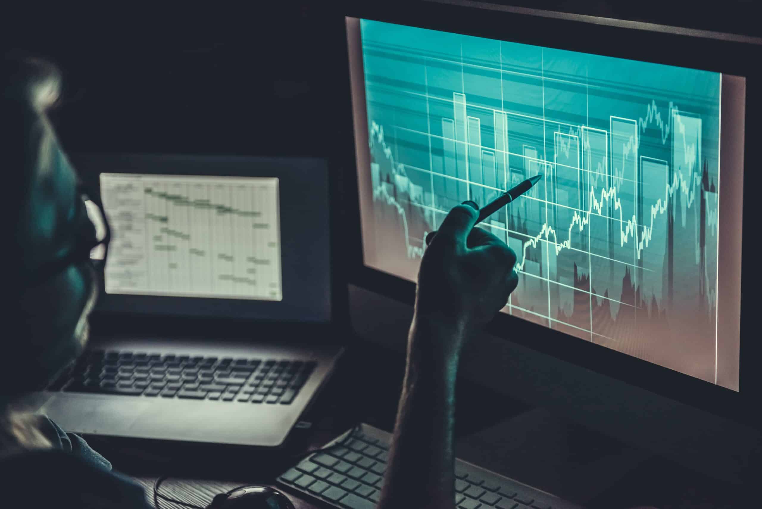 Cybersecurity professional aannemen: HR Manager en CTO bekijken samen een kostenvergelijking tussen junior met training en senior-hire