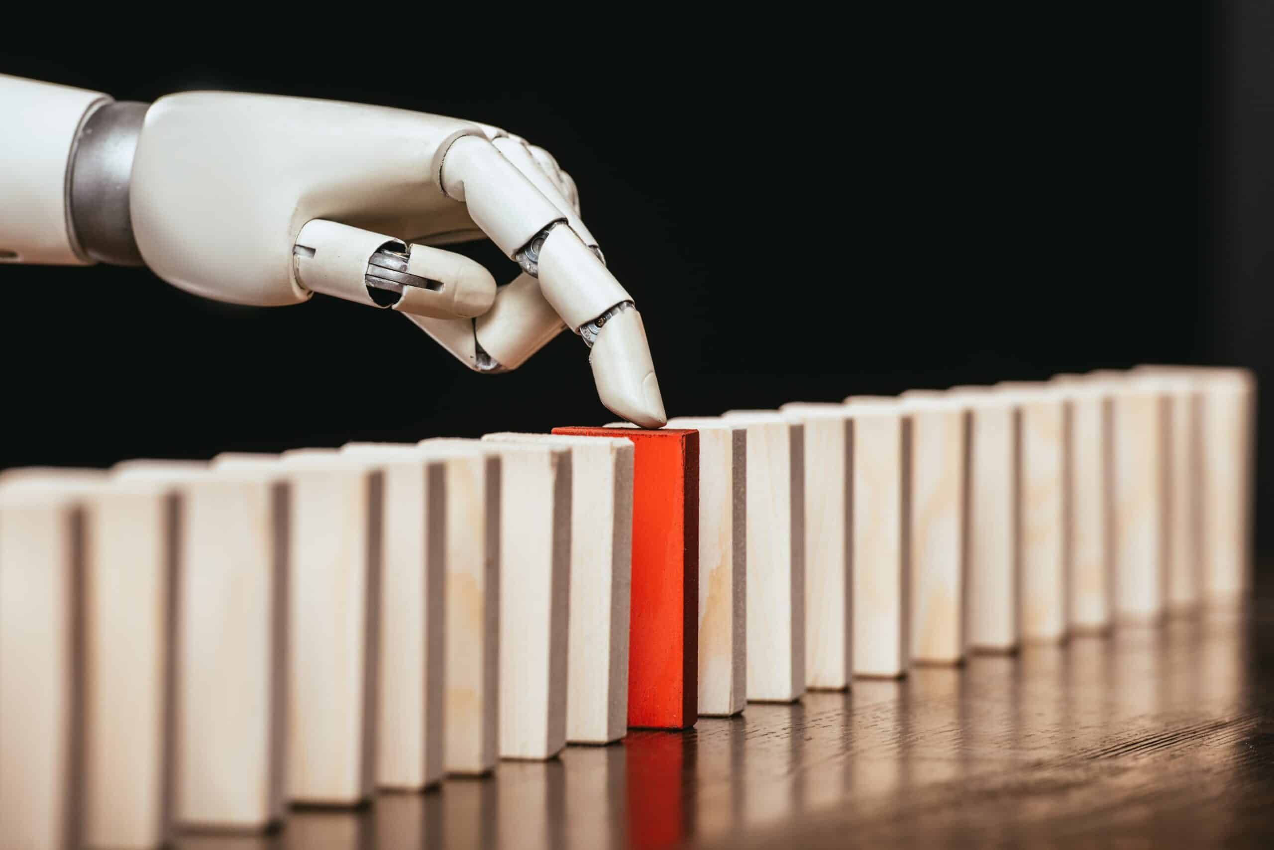 SOC-analist en AI-dashboard zij aan zij: mens beoordeelt anomaliedetectie van AI cybersecurity-tool met cross-functionele context en kritisch oordeel.