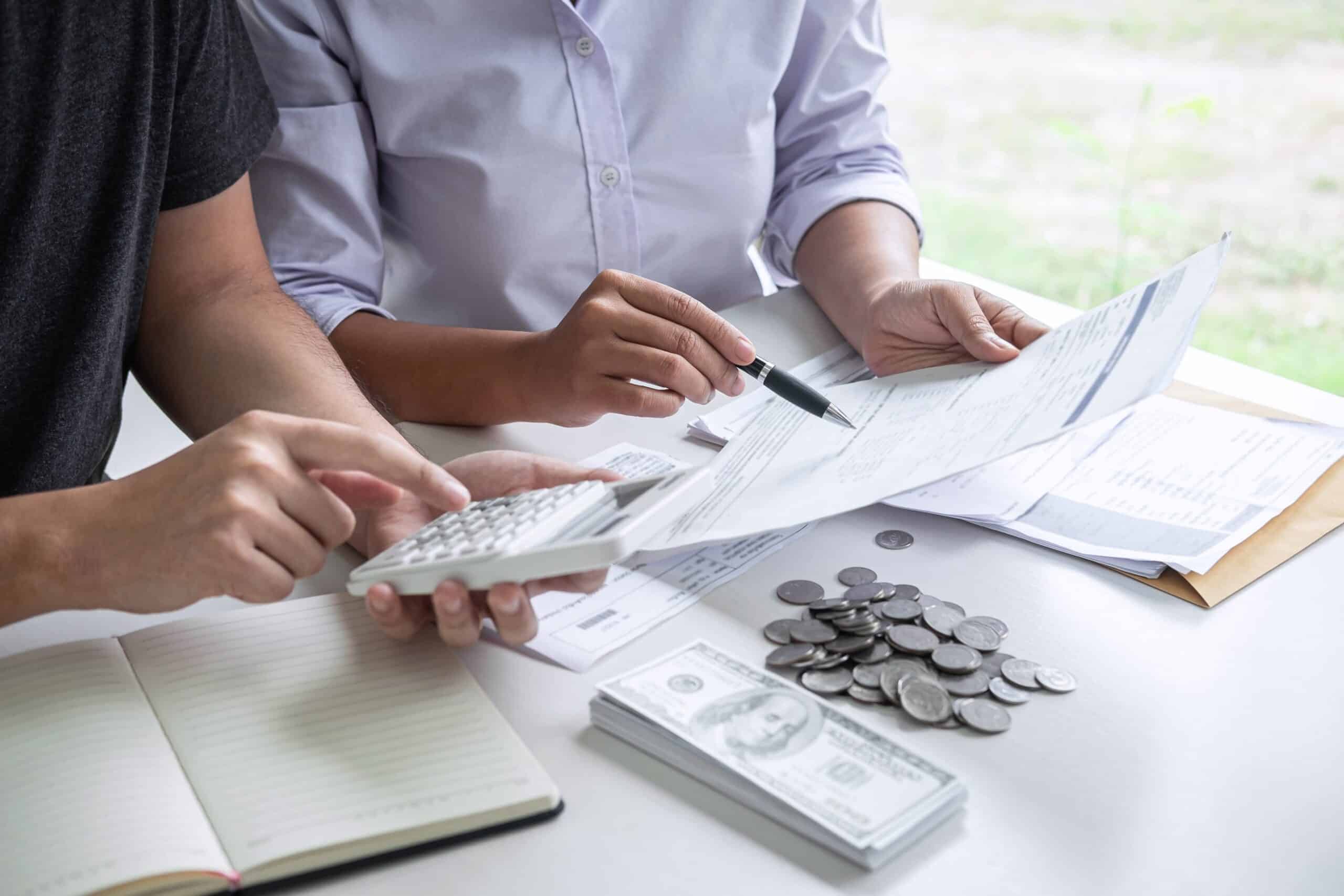 Cybersecurity budget verdeling: CTO en CISO bespreken security-budget allocatie 39/29/12 (mensen/software/outsourcing) met dashboard en industrie-benchmarks