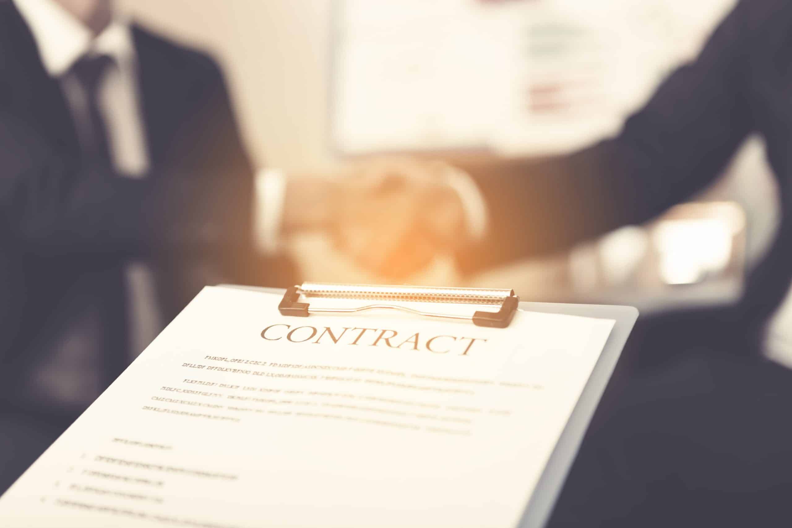 HR-manager en CFO bespreken cybersecurity opleiding arbeidsvoorwaarde met spreadsheet: vervangingskost vertrek versus jaarlijks opleidingsbudget €6.000