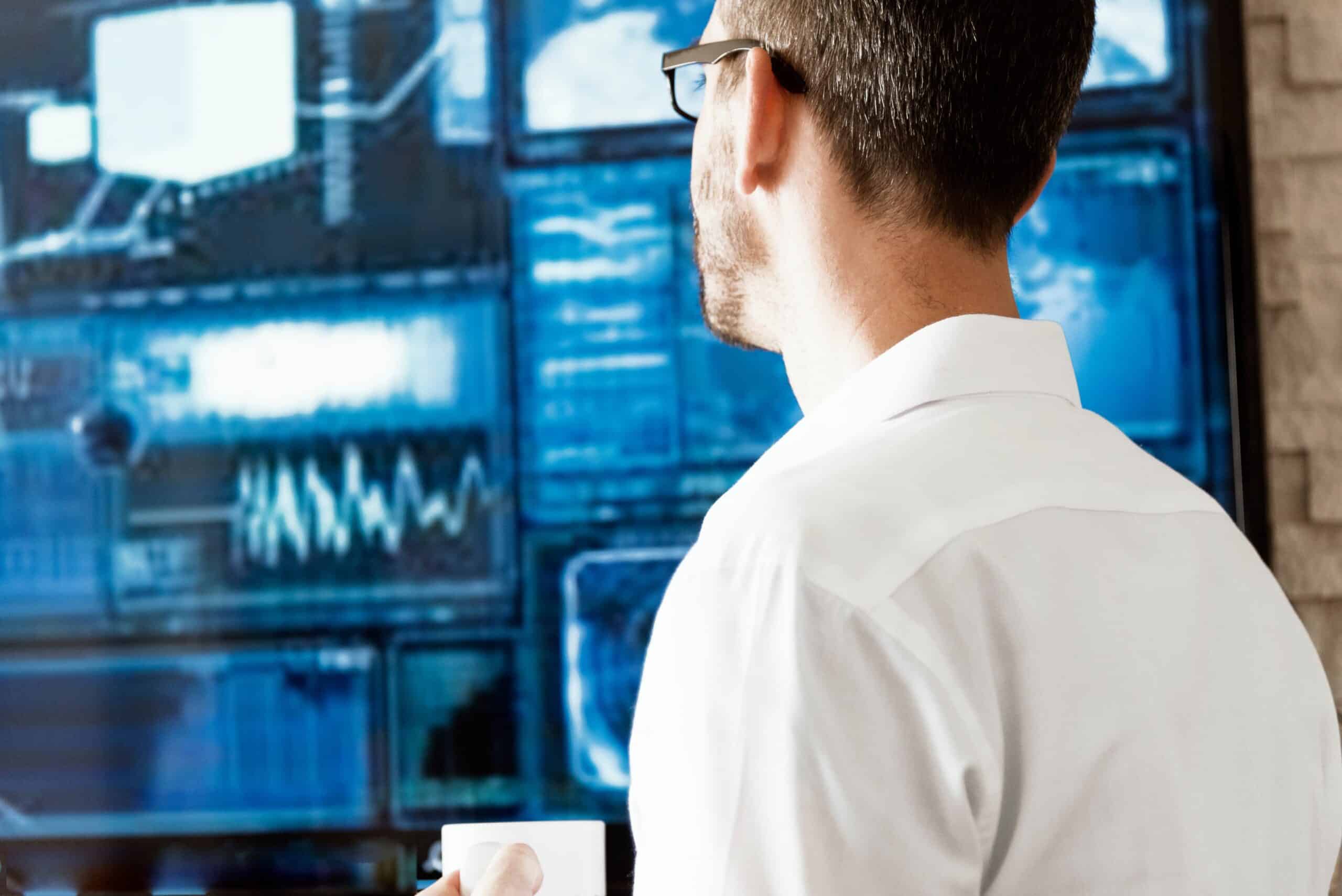 SOC-analist analyseert log-data op laptop, detecteert supply chain security-aanval via gecompromitteerd service-account van vertrouwde leverancier.