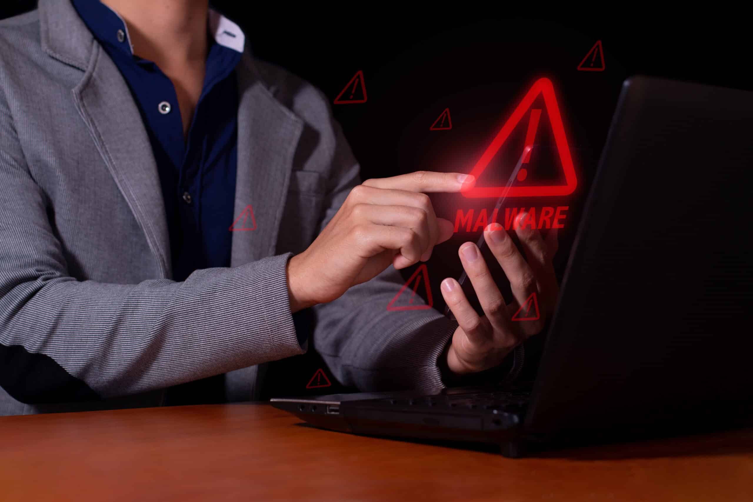CISO en tier 2-analist bespreken threat hunting opzetten met hypothese-document en MITRE ATT&CK-map: van reactieve detectie naar proactieve dreigingsjacht