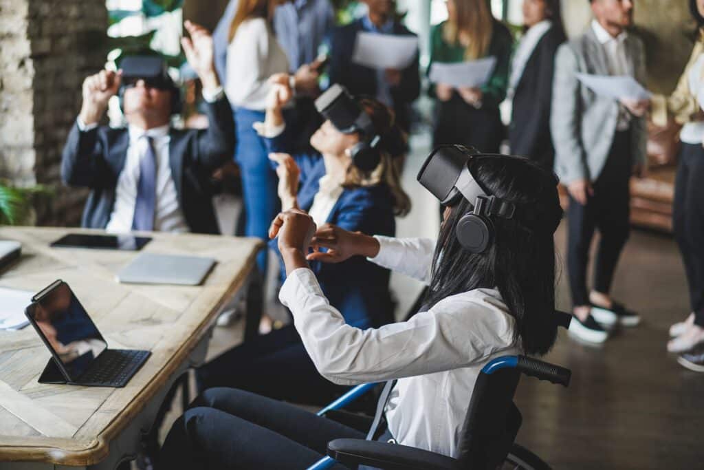 Securityteam volgt gezamenlijk een in-company cybersecurity-training in een leslokaal met laptops en een docent bij het scherm.