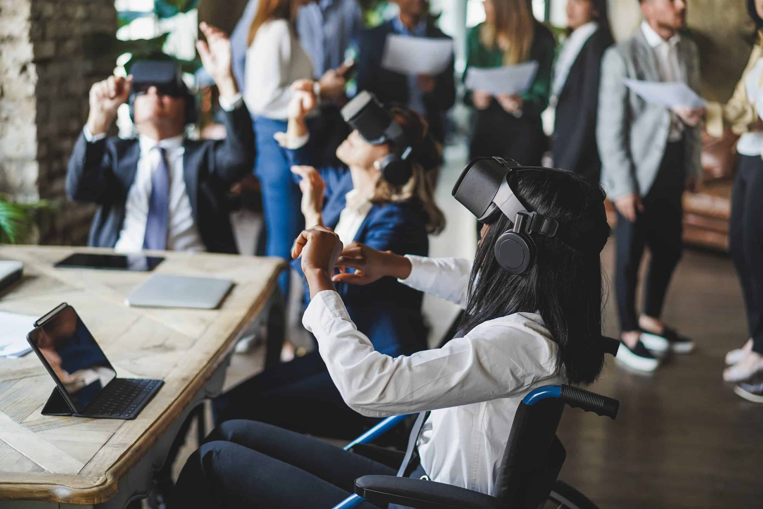 Securityteam volgt gezamenlijk een in-company cybersecurity-training in een leslokaal met laptops en een docent bij het scherm.