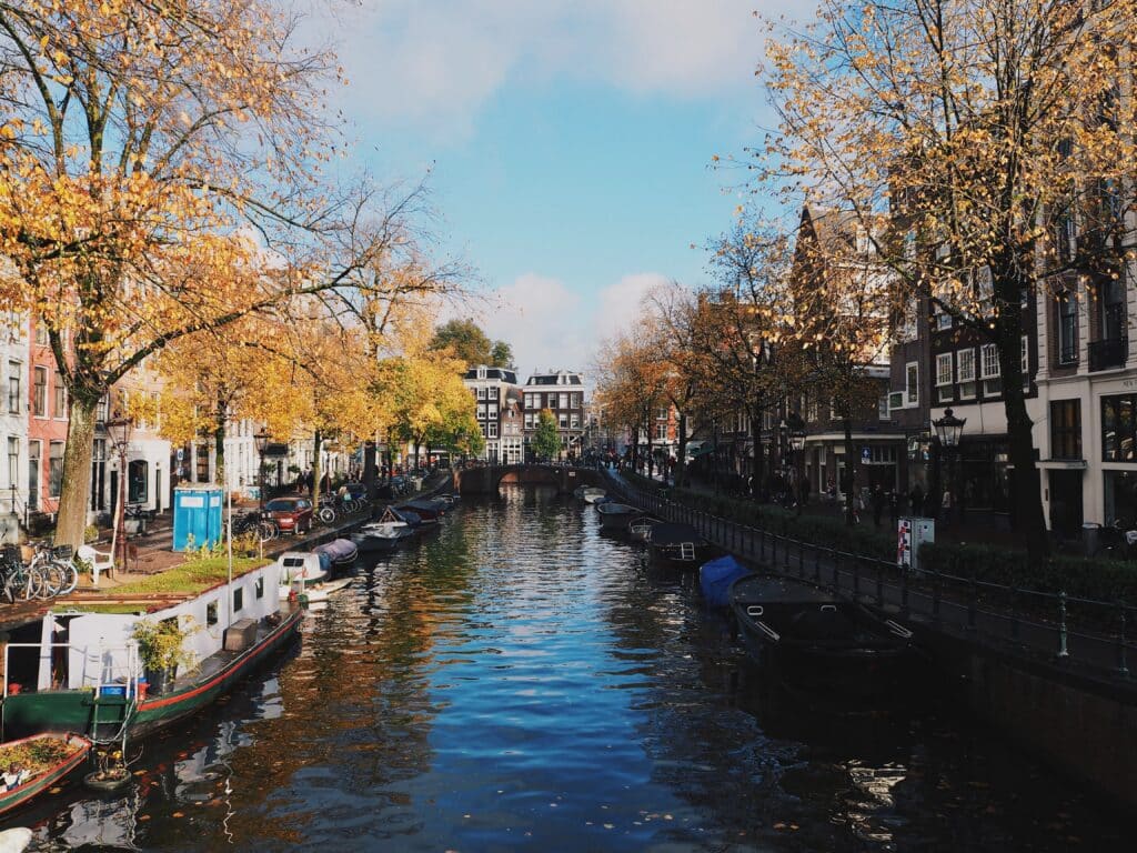 Gemeentelijke informatiebeveiliger bespreekt met een collega de planning van een opleidingstraject aan een bureau met twee schermen.