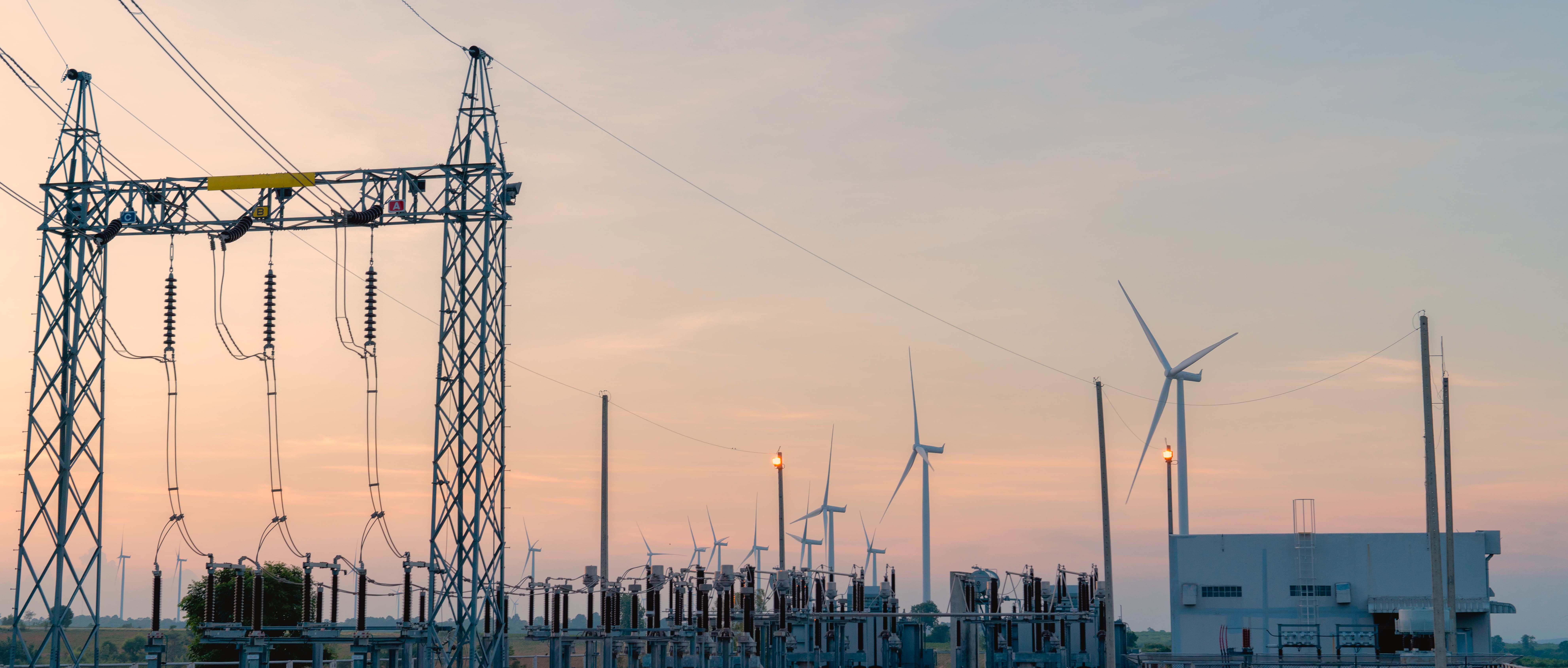 Securityanalist en procesoperator bekijken samen meldingen op een scherm in de controlekamer van een energiecentrale.