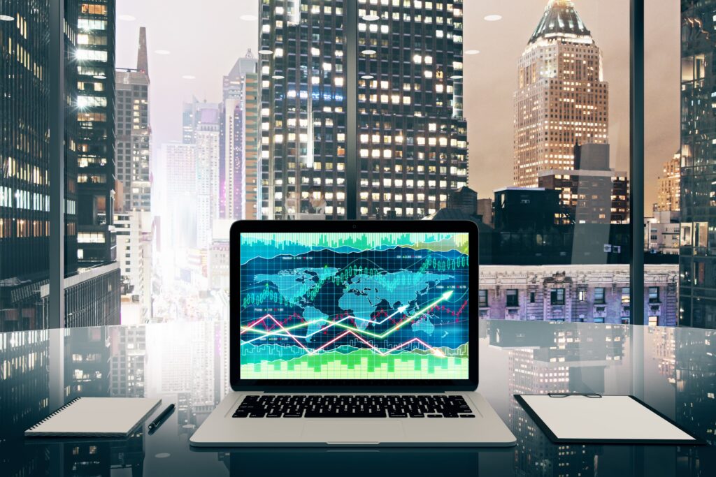 CISO en controller bekijken samen een rekenmodel voor de ROI van een opleidingsinvestering op een laptop in een vergaderruimte.